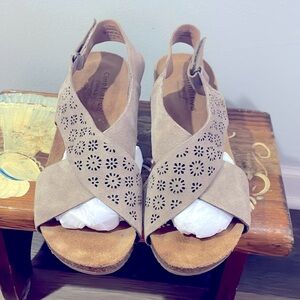 Comfortiva pillow top memory foam Women’s Leather Wedge Sandals 7M